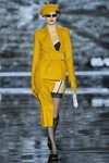 Lucía Lopez. Modenschau von Andrés Sardá — MBFW Madrid SS19 (Looks: gelbe Baskenmütze, gelber Damen Anzug (Blazer, Rock), Sonnenbrille, schwarzer BH, schwarze Pumps, schwarze Nylonstrümpfe)