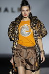 Daniela Aciu. Pokaz MALNE Madrid — MBFW Madrid SS19 (ubrania i obraz: top pomarańczowy, szorty brązowe)