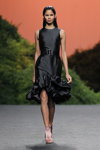 Keliane Santos. Pokaz THE 2ND SKIN CO. — MBFW Madrid SS19 (ubrania i obraz: suknia koktajlowa czarna)