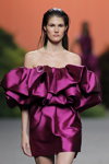 Lucía Lopez. Pokaz THE 2ND SKIN CO. — MBFW Madrid SS19 (ubrania i obraz: suknia koktajlowa purpurowa)