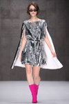Pokaz ARUT MSCW — MBFWRussia FW18/19 (ubrania i obraz: suknia koktajlowa srebrna, kozaki w kolorze fuksji)