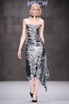 Pokaz ARUT MSCW — MBFWRussia FW18/19 (ubrania i obraz: suknia koktajlowa srebrna, blond (kolor włosów), półbuty czarne)