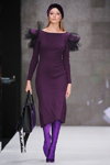 Modenschau von Bella Potemkina — MBFWRussia FW18/19 (Looks: auberginefarbenes Kleid, violette Stiefel)