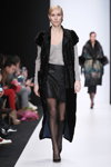 Pokaz Slava Zaitsev’s Fashion Laboratory — MBFWRussia FW18/19 (ubrania i obraz: pulower szary, spódnica czarna, rajstopy czarne, półbuty czarne)