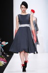 Modenschau von Slava Zaitsev’s Fashion Laboratory — MBFWRussia FW18/19 (Looks: schwarze Baskenmütze, graphitfarbenes Kleid)