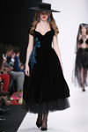 Modenschau von Slava Zaitsev’s Fashion Laboratory — MBFWRussia FW18/19 (Looks: schwarzer Hut, schwarzes Kleid)