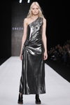 Pokaz SNEZHANA.NYC — MBFWRussia FW18/19 (ubrania i obraz: suknia wieczorowa srebrna, blond (kolor włosów))