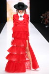 Pokaz Bella Potemkina — MBFWRussia SS19 (ubrania i obraz: suknia wieczorowa czerwona, kapelusz czarny)