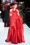 Pokaz Slava Zaitsev — MBFWRussia SS19 (ubrania i obraz: suknia wieczorowa czerwona, długie rękawiczki czerwone)