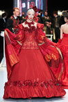 Pokaz Slava Zaitsev — MBFWRussia SS19 (ubrania i obraz: długie rękawiczki czerwone, suknia wieczorowa czerwona, blond (kolor włosów))