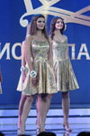 Finał "Miss Białorusi 2018": pierwsza prezentacja (ubrania i obraz: sukienka złota; osoba: Tacciana Pogostjewa)