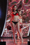 Karalina Barysiewicz. Finał "Miss Białorusi 2018": prezentacja w strojach kąpielowych (ubrania i obraz: strój kąpielowy czerwono-czarny)
