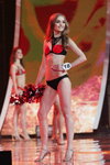 Ksienija Wiasielskaja. Finał "Miss Białorusi 2018": prezentacja w strojach kąpielowych (ubrania i obraz: strój kąpielowy czerwono-czarny)