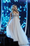 Natalla Paułouskaja. Pokaz w sukniach wieczorowych — Miss Białorusi 2018 (ubrania i obraz: suknia wieczorowa biała, blond (kolor włosów))