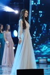 Maryja Wasilewicz. Pokaz w sukniach wieczorowych — Miss Białorusi 2018 (ubrania i obraz: suknia wieczorowa biała)