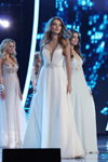 Kaciaryna Gudkova. Abendkleid-Wettbewerb — Miss Belarus 2018 (Looks: weißes Abendkleid mit Ausschnitt)