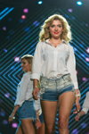 Miss Blonde Ukraine 2018 (Looks: weiße Bluse, himmelblaue Jeans-Shorts)