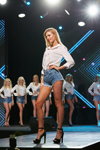 Miss Blonde Ukraine 2018 (looks: short denim azul claro, blusa blanca)