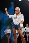 "Miss Blonde Ukraine 2018" в Києві (наряди й образи: блакитні джинсові шорти, біла блуза)