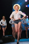 Lena Feofanova. Miss Blonde Ukraine 2018 (Looks: weiße Bluse, blaue Jeans-Shorts, schwarze Sandaletten, blonde Haare)