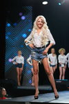 Miss Blonde Ukraine 2018 (Looks: weiße Bluse, himmelblaue zerrissene Jeans-Shorts, schwarze Sandaletten)