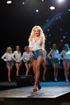 Miss Blonde Ukraine 2018 (Looks: himmelblaue Jeans-Shorts, weiße Bluse)