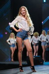 Miss Blonde Ukraine 2018 (Looks: himmelblaue Jeans-Shorts, weiße Bluse)