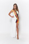 Анахита Ребайн. Мисс Германия 2018 (наряды и образы: белое вечернее платье с разрезом, телесные босоножки)