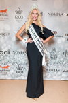 Karyna Żosan. Miss Universe Ukrainy 2018 (ubrania i obraz: suknia wieczorowa czarna, blond (kolor włosów))