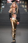 Pokaz H&M x Moschino Spring 2019 (ubrania i obraz: spodnie złote, bomberka czarna)