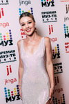 Yulianna Karaulova. Ceremonia de apertura — Premio Muz-TV 2018. Transformación (looks: vestido de noche con abertura plateado)