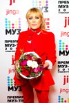 Yulia Nachalova. Eröffnung — Muz-TV Verleihung 2018. Transformation (Looks: roter Hosenanzug)
