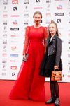 Eröffnung — Muz-TV Verleihung 2018. Transformation (Looks: rotes Abendkleid, schwarze Biker-Lederjacke, schwarzes Kleid, schwarze Strumpfhose)