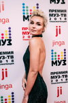Polina Gagarina. Ceremonia de apertura — Premio Muz-TV 2018. Transformación (looks: vestido de noche verde)