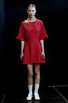 Prezentacja hej hej — New Zealand Fashion Week 2018 (ubrania i obraz: sukienka czerwona, skarpetki białe)