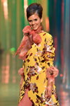 Показ Trelise Cooper — New Zealand Fashion Week 2018 (наряды и образы: розовые колготки, желтое цветочное коктейльное платье)