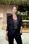 Doutzen Kroes. Ryan Reynolds i Doutzen Kroes przedstawiłi nową kampanię dla marki Piaget — SIHH 2018 (ubrania i obraz: spodnium niebieskie, top czarny)
