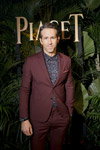 Ryan Reynolds. Ryan Reynolds i Doutzen Kroes przedstawiłi nową kampanię dla marki Piaget — SIHH 2018 (ubrania i obraz: garnitur brązowy)