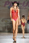 Bademoden-Modenschau von Pin-Up Stars — Milan Fashion Week SS2019 (Looks: roter geschlossener Badeanzug, schwarzer Hut, schwarze Sandaletten)