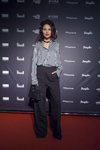 Diāna Kubasova. Invitados — Riga Fashion Week AW18/19 (looks: blusa de rayas de color blanco y negro, pantalón negro, boina negra)