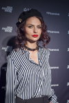 Diana Kubasowa. Goście — Riga Fashion Week AW18/19 (ubrania i obraz: bluzka pasiasta czarno-biała, beret czarny)