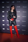Гості — Riga Fashion Week AW18/19 (наряди й образи: чорна шкіряна куртка, чорні шкіряні брюки, червоні ботфорти, червоний клатч)