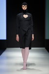 Pokaz Talented — Riga Fashion Week AW18/19 (ubrania i obraz: sukienka czarna, cienkie rajstopy białe)