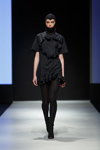 Показ Talented — Riga Fashion Week AW18/19 (наряды и образы: чёрное платье, чёрные колготки, чёрные босоножки)