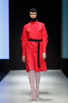 Modenschau von Talented — Riga Fashion Week AW18/19 (Looks: rotes Kleid, schwarzer Gürtel, weiße transparente Strumpfhose)