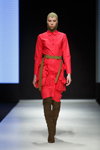 Pokaz Talented — Riga Fashion Week AW18/19 (ubrania i obraz: sukienka koszulowa czerwona, kozaki za kolano w kolorze khaki, pasek w kolorze khaki)