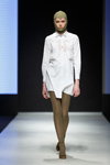 Modenschau von Talented — Riga Fashion Week AW18/19 (Looks: weiße Bluse, khakifarbene Strumpfhose, khakifarbene Sandaletten)