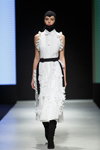 Показ Talented — Riga Fashion Week AW18/19 (наряди й образи: біла сукня, чорний пояс)