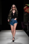 Показ BLCV by Bulichev — Riga Fashion Week SS19 (наряды и образы: чёрный топ с декольте, синие джинсовые шорты с бахромой, чёрные туфли, солнцезащитные очки)
