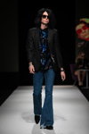 Показ BLCV by Bulichev — Riga Fashion Week SS19 (наряды и образы: синие джинсы, чёрный пиджак)